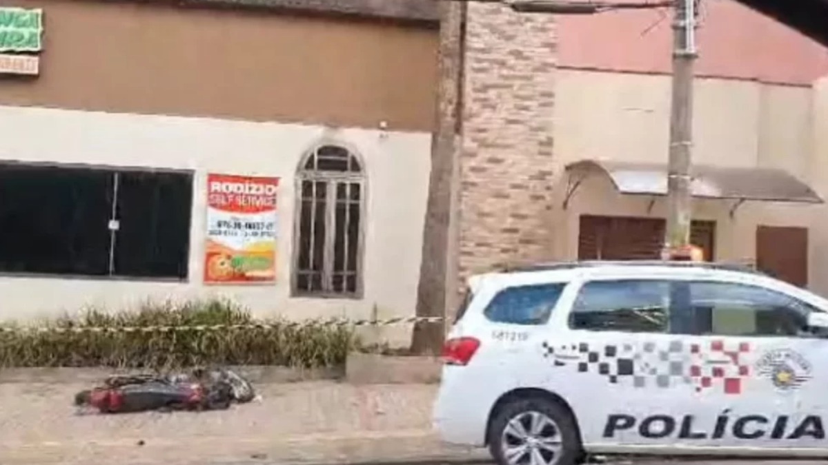 Motociclista morre após ser arremessado