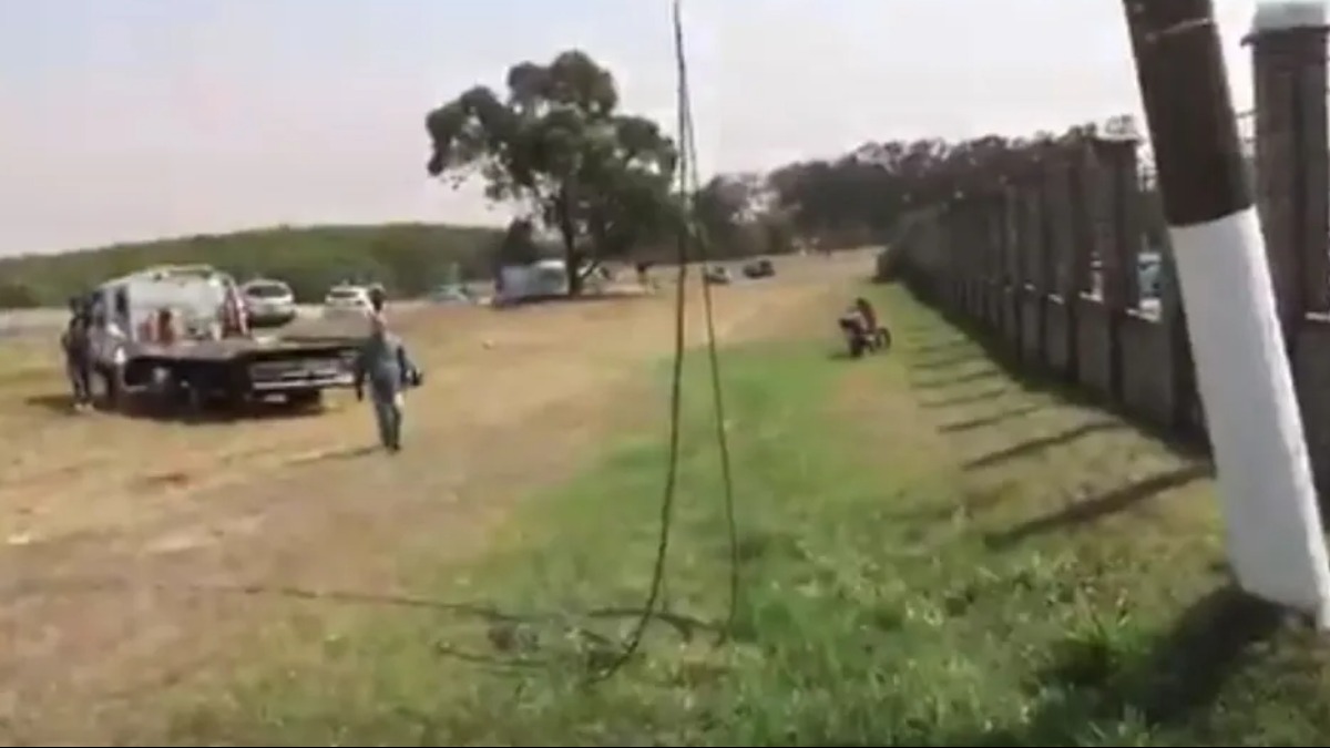 Motociclista morre fio solto