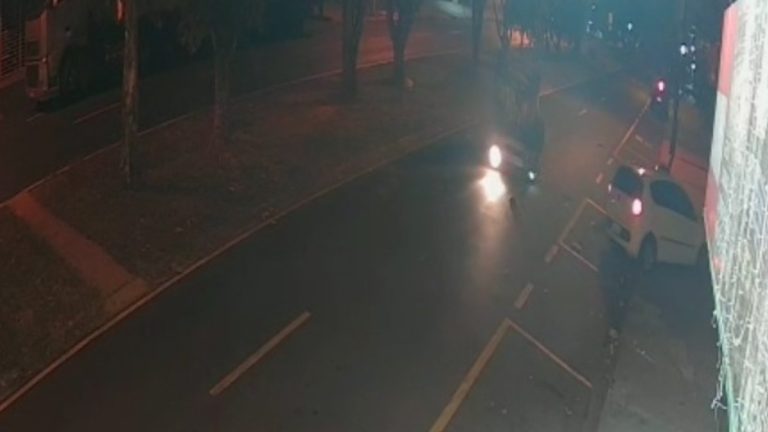 Motorista e passageiro fogem após capotar