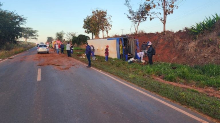 Motorista morre após colisão entre carro