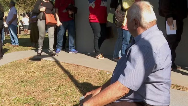 Pacientes enfrentam fila para coletar sangue