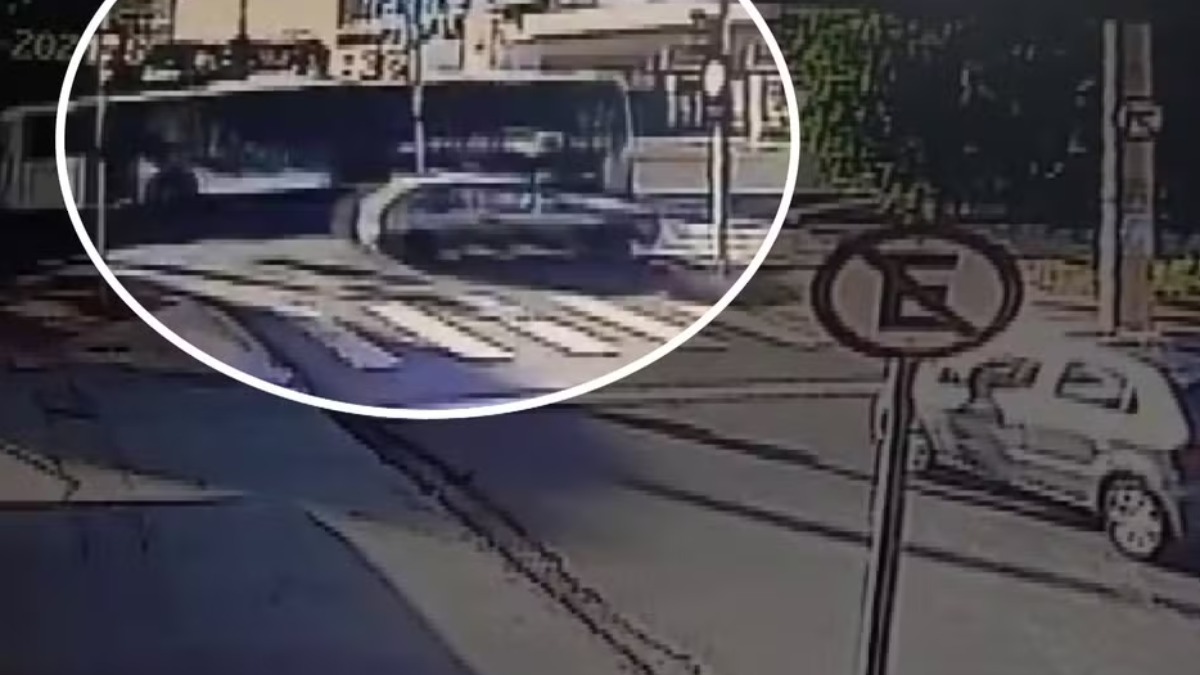 Câmera flagra momento que mulher é