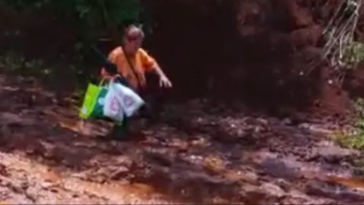 mulher atolada estrada de terra