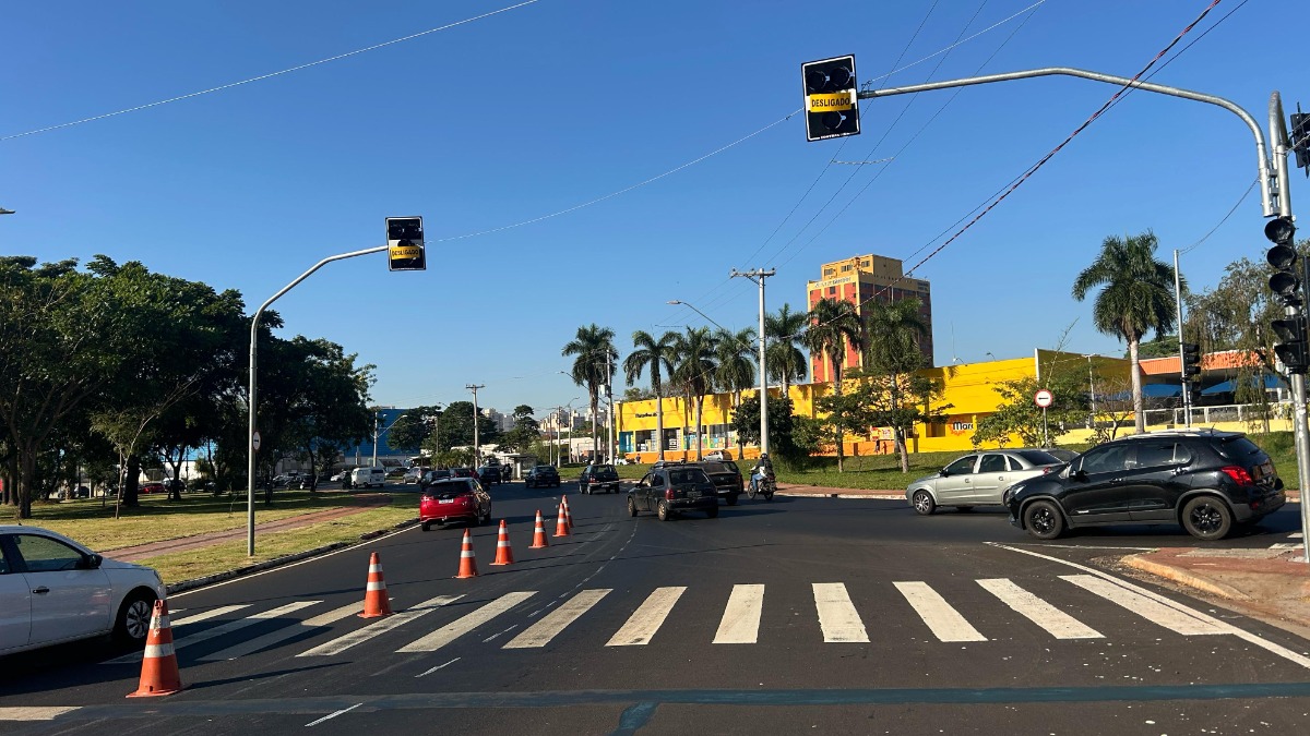 Semáforos na rotatória Amin Calil devem