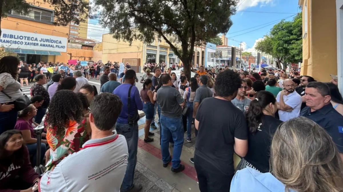 Servidores municipais de São Carlos protestam