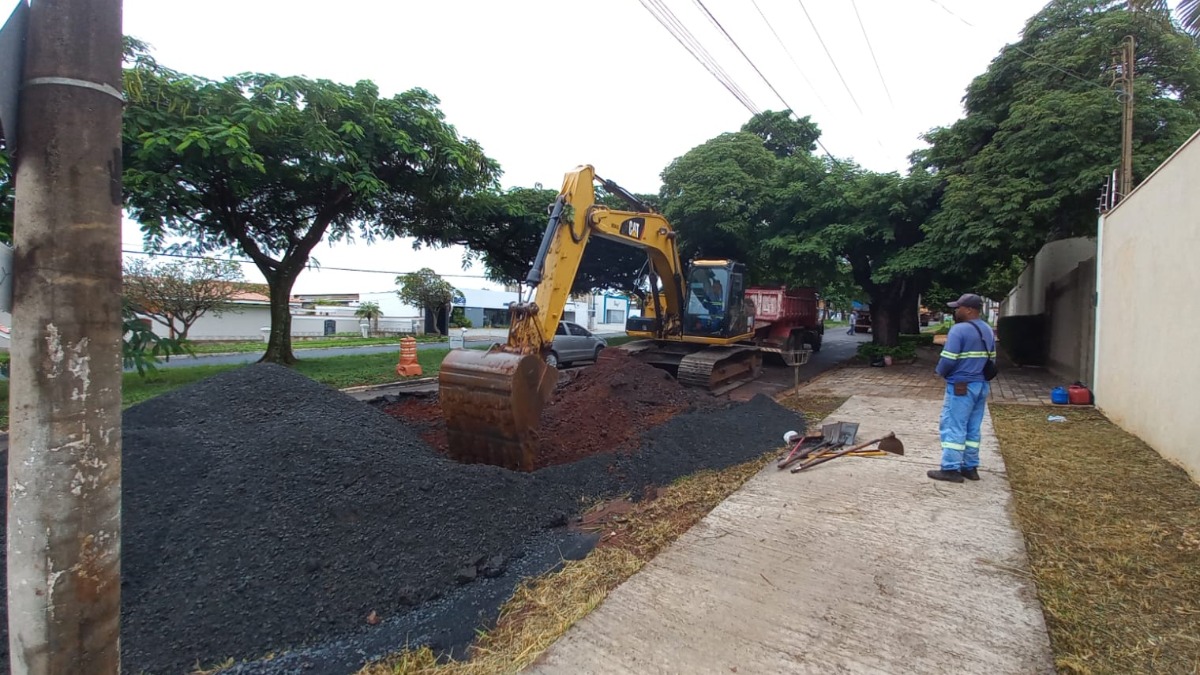Trânsito na Avenida Costábile Romano