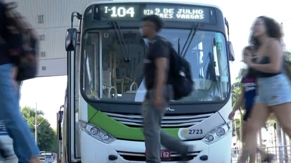 Ônibus antigos em más condições voltam