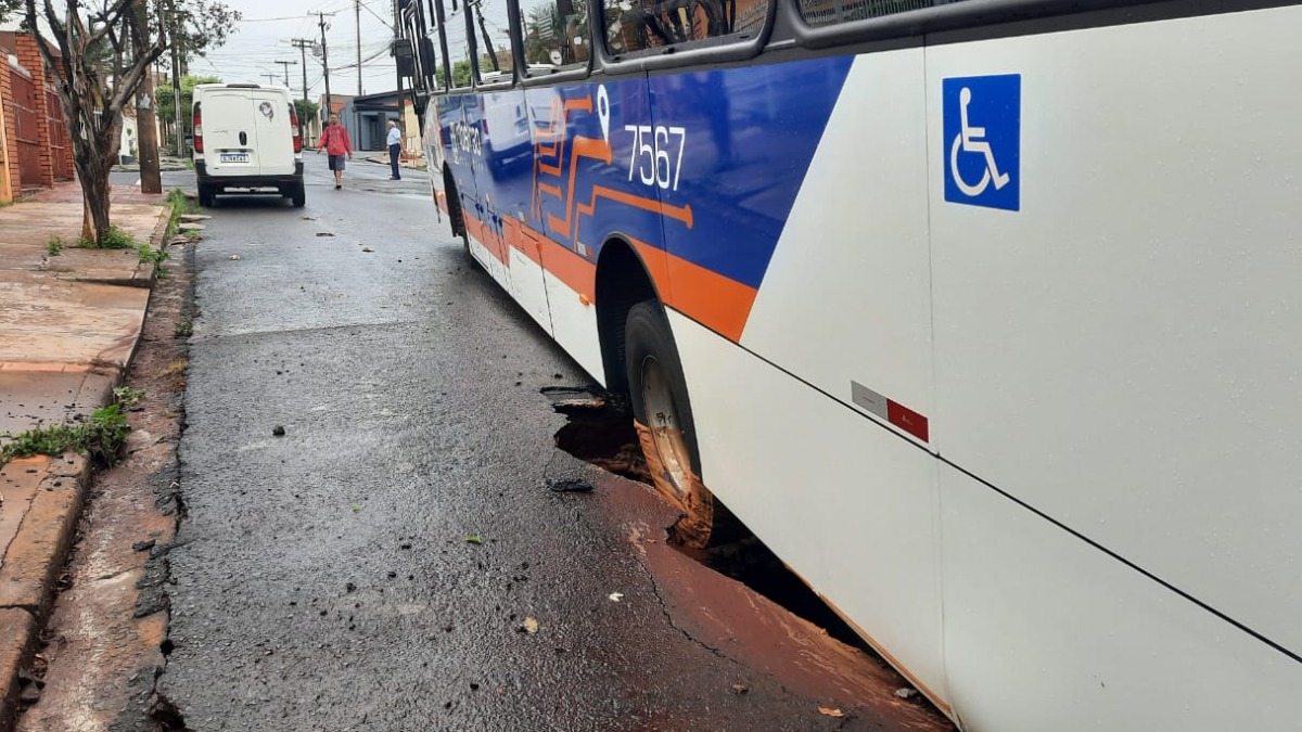 ônibus atolado Ribeirão Preto