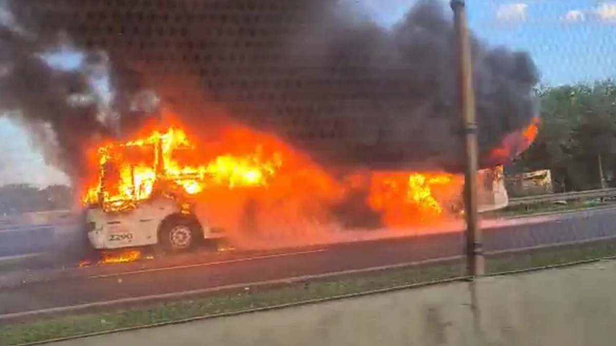 ônibus pegando fogo