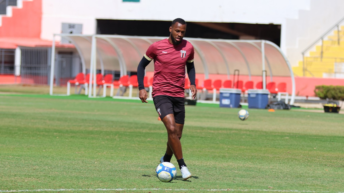 Lateral direito Pedro Costa