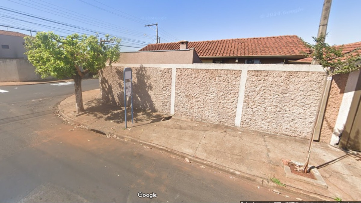 Homem percebe chegada de bandidos