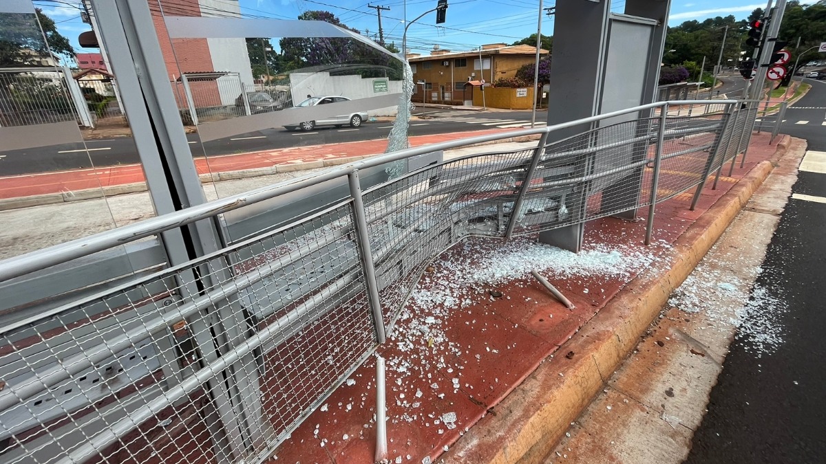 vidros estilhaçados ônibus