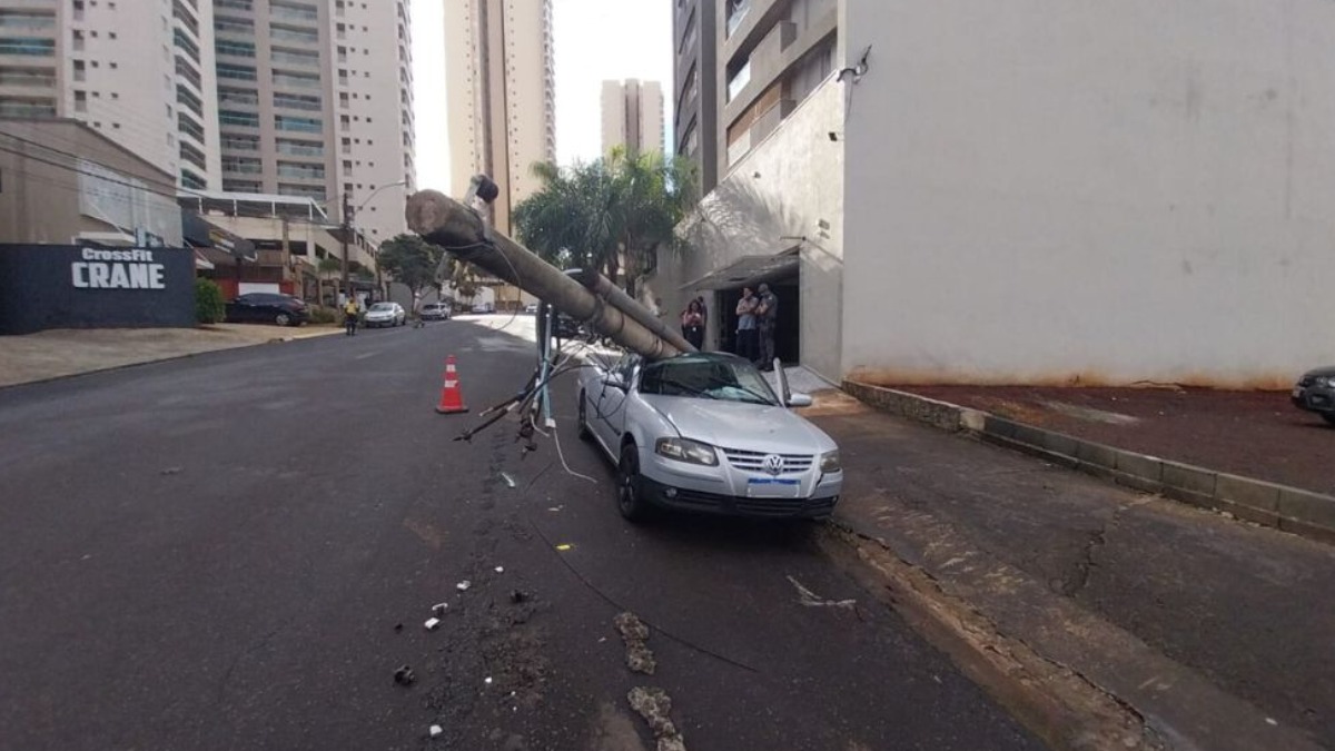 Caminhão enrosca em fiação de poste