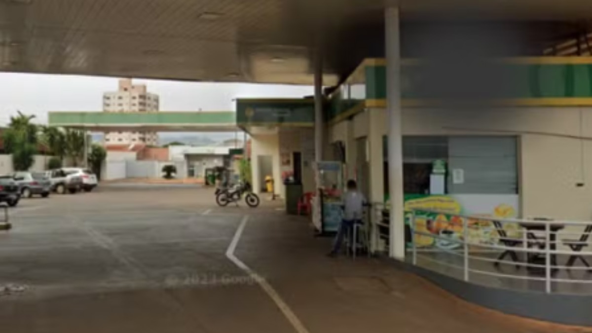 homem atira posto combustível