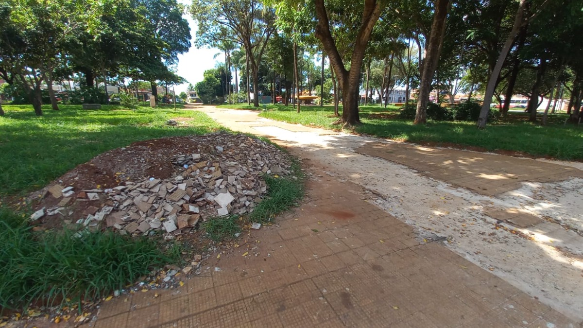 Obras em praça nos Campos Elíseos