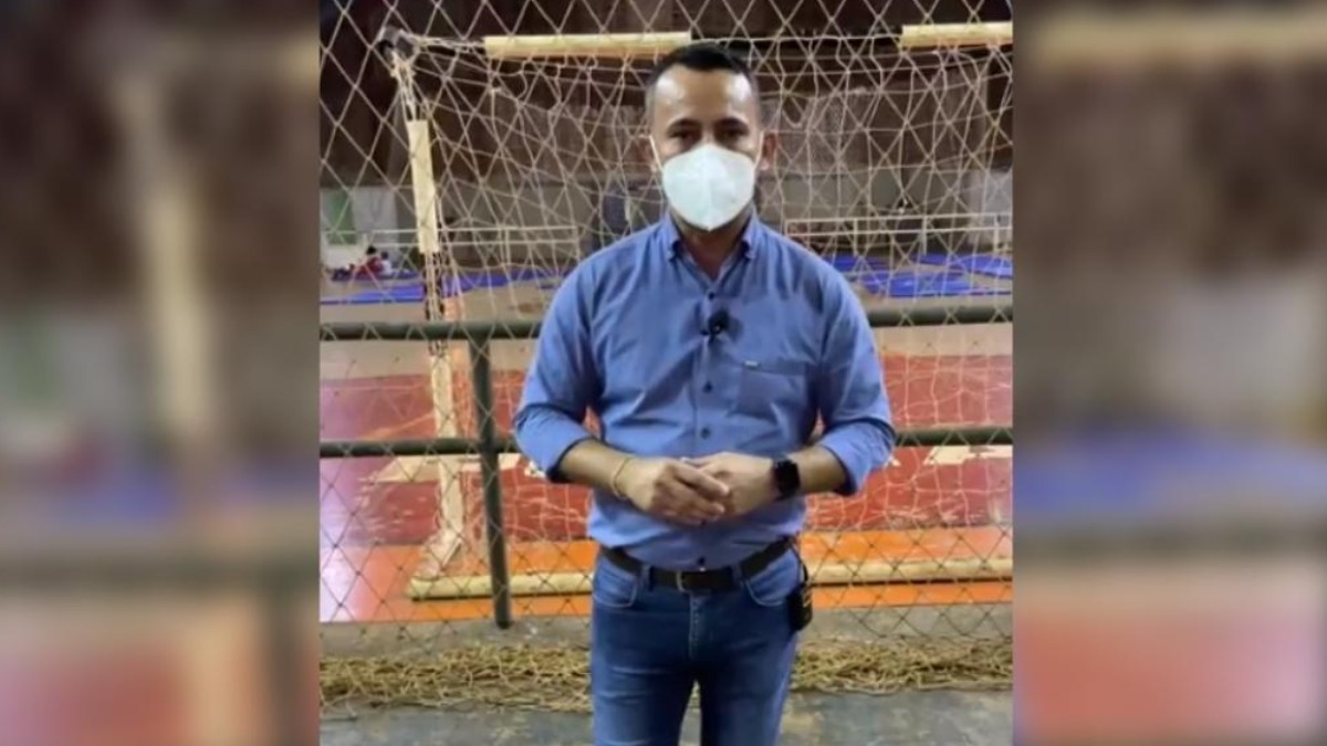 moradores manuseiam produtos químicos