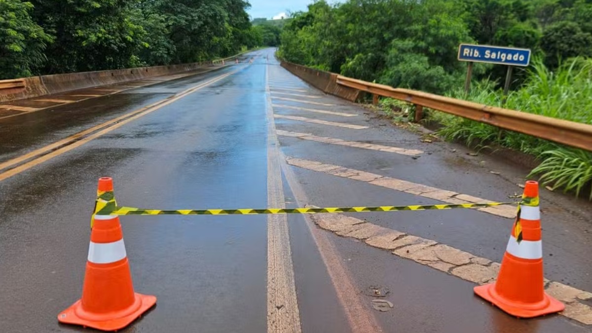 Ponte em rodovia entre Franca e