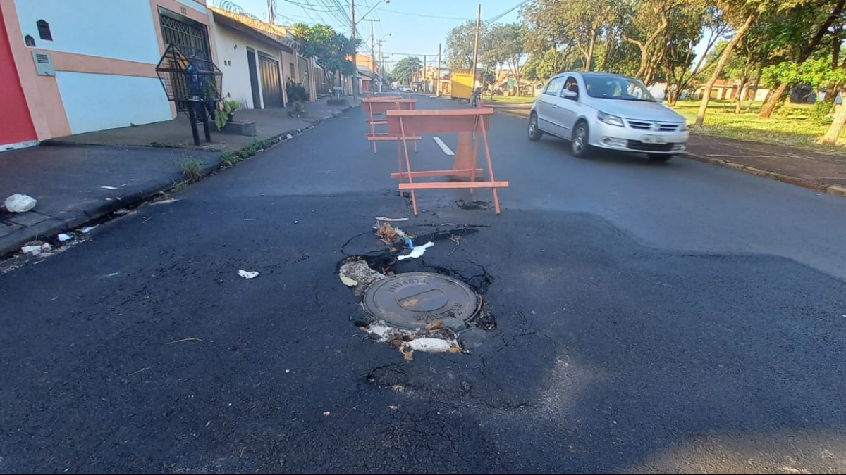 Asfalto cedendo rua General Câmara