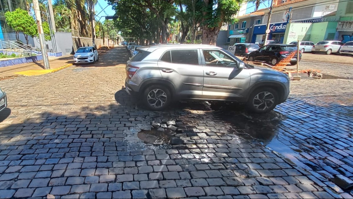 Cruzamento recém reformado já tem vazamento