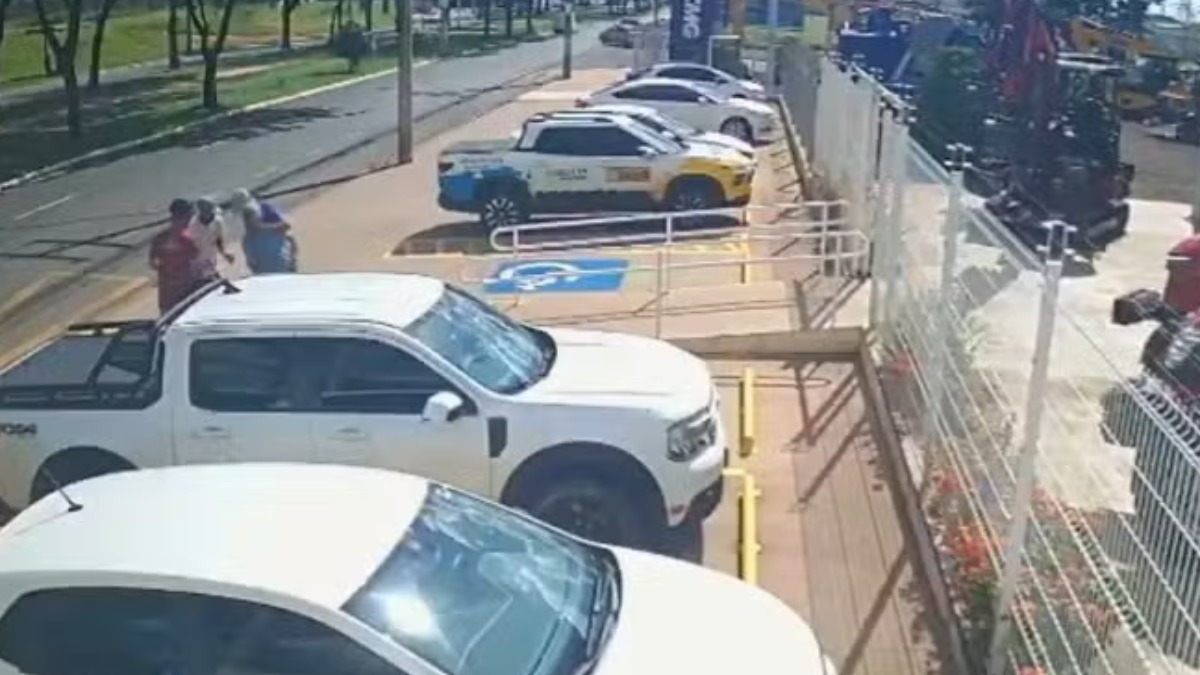 Criminosos agridem idoso em tentativa de