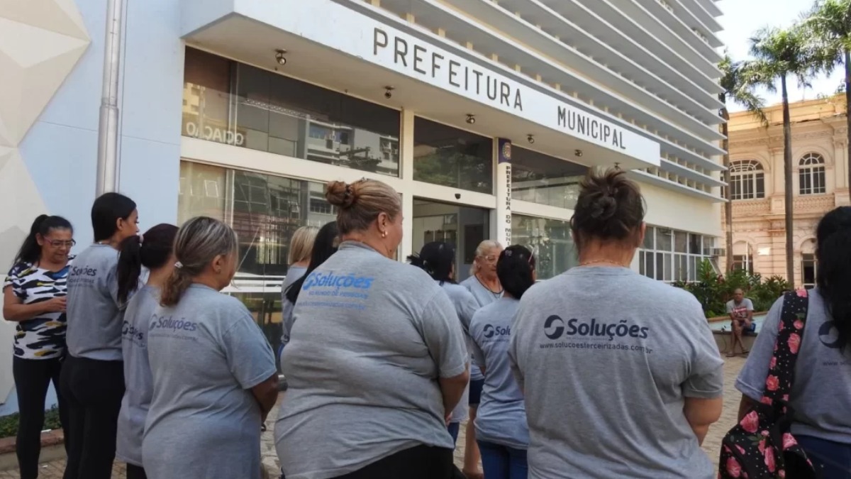 Sem receber salários