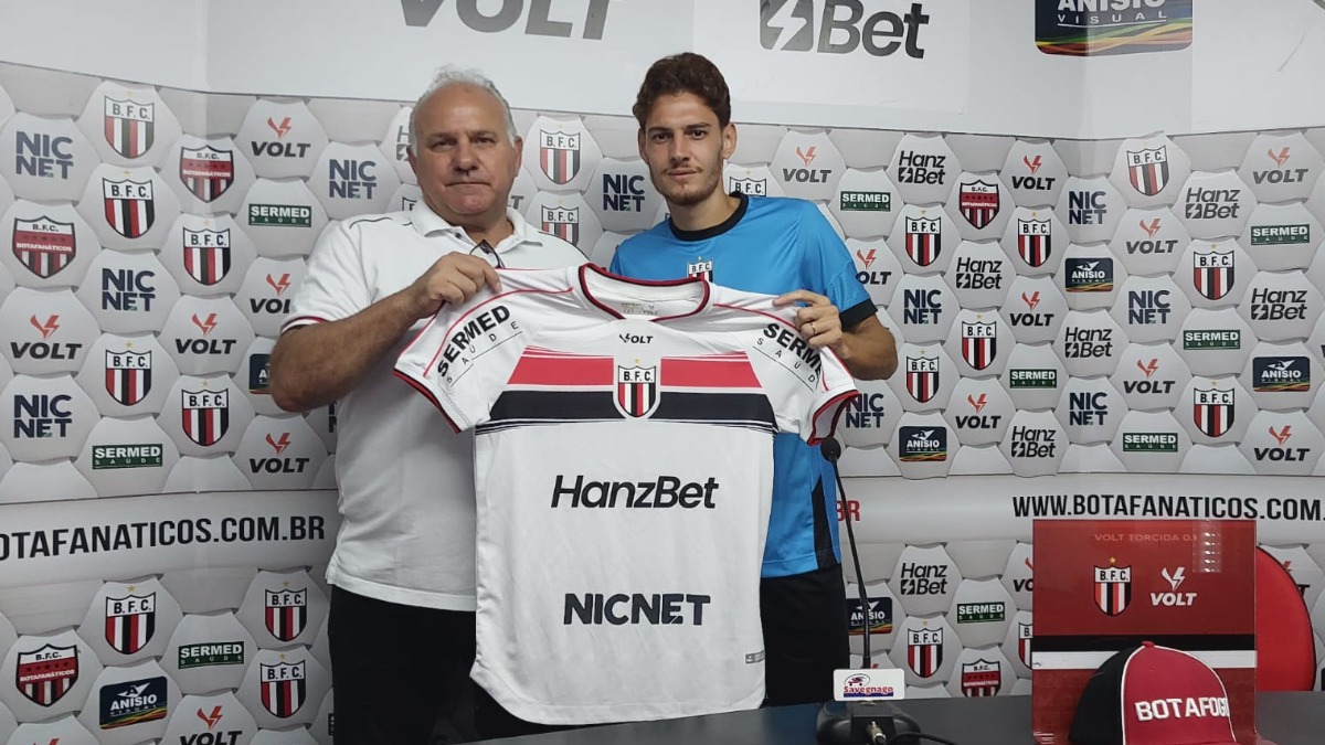 Rafael Milhorim chega para participar da