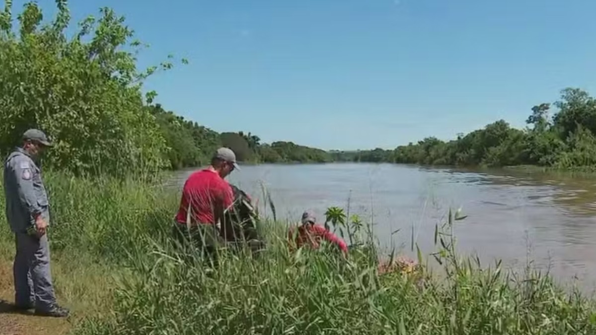 Bombeiros seguem buscas por jovem