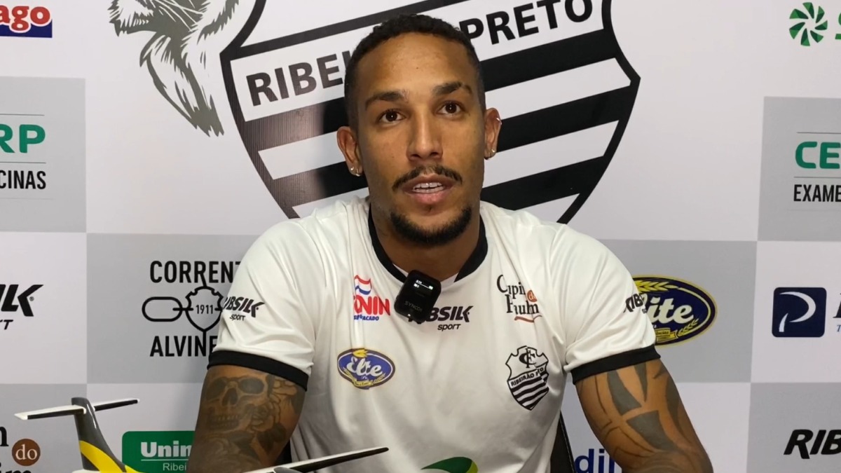 Comercial oficializa a chegada do centroavante