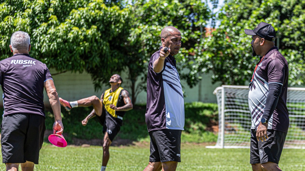 Comercial acerta as contratações do atacante