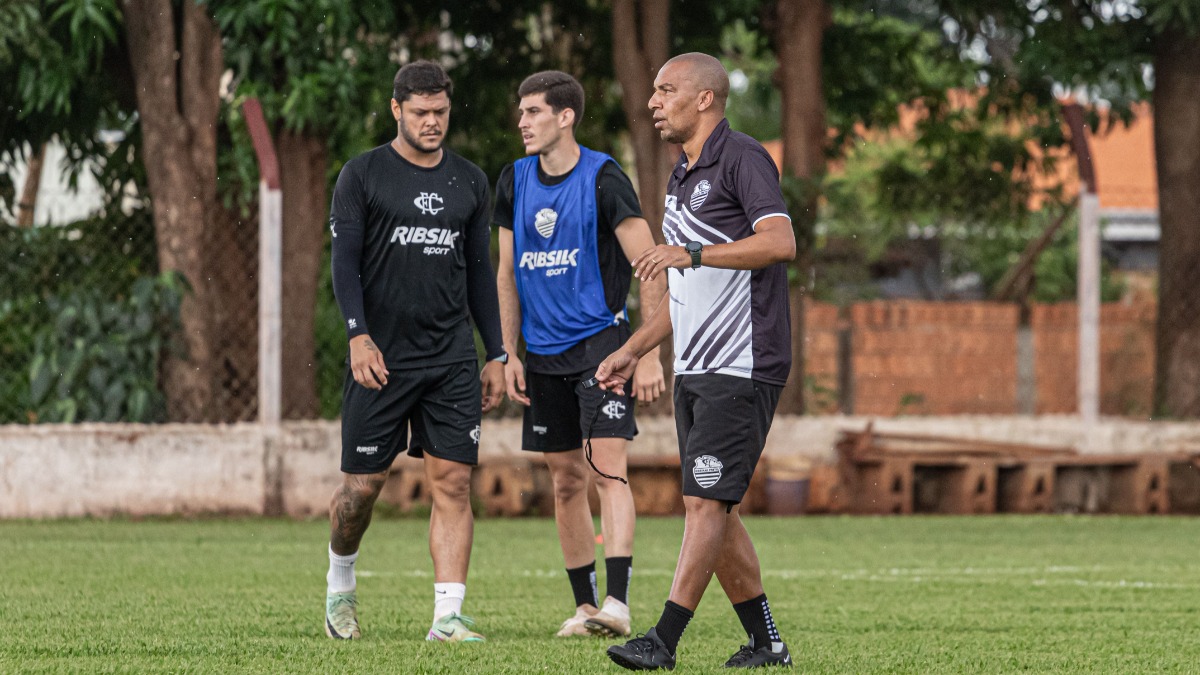 Comercial ‘segura’ contratações para ajustes na