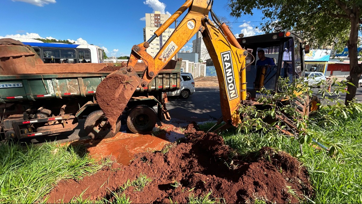 Reparo emergencial em adutora de água
