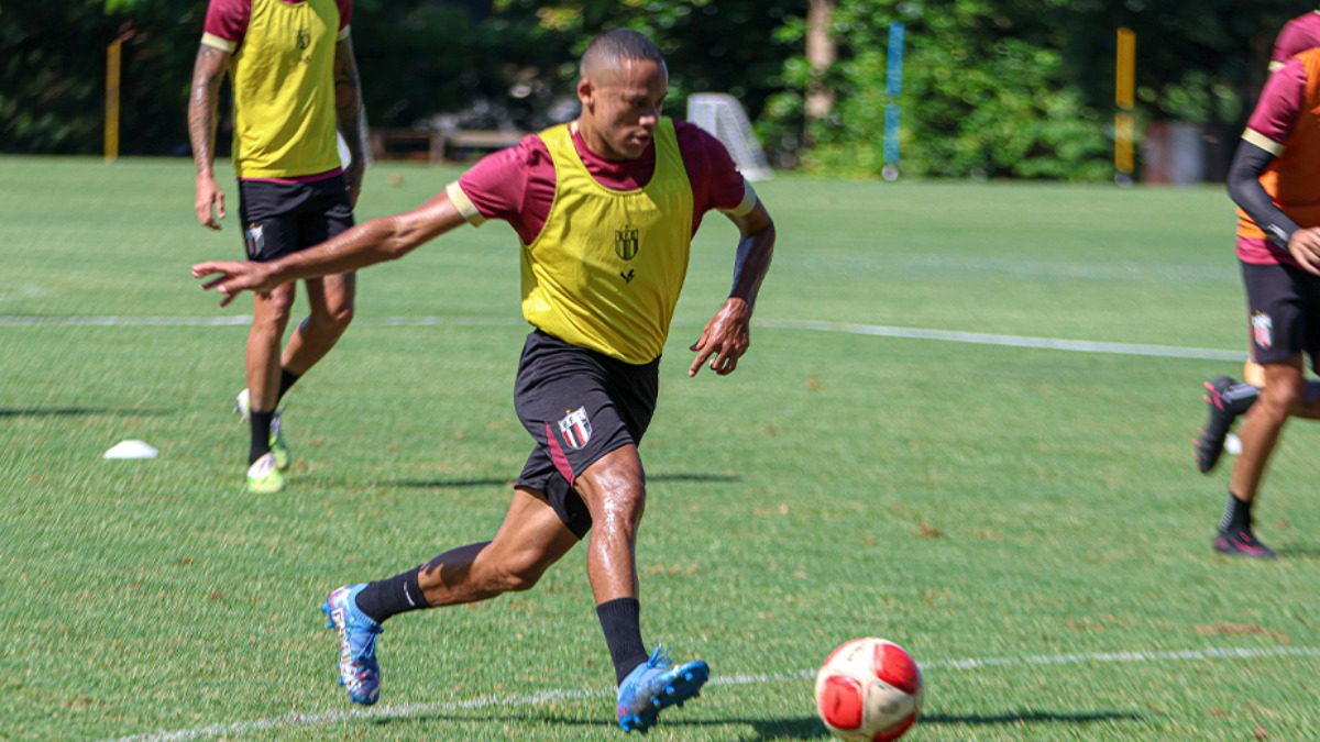 Robinho é celebrado pelo grupo após