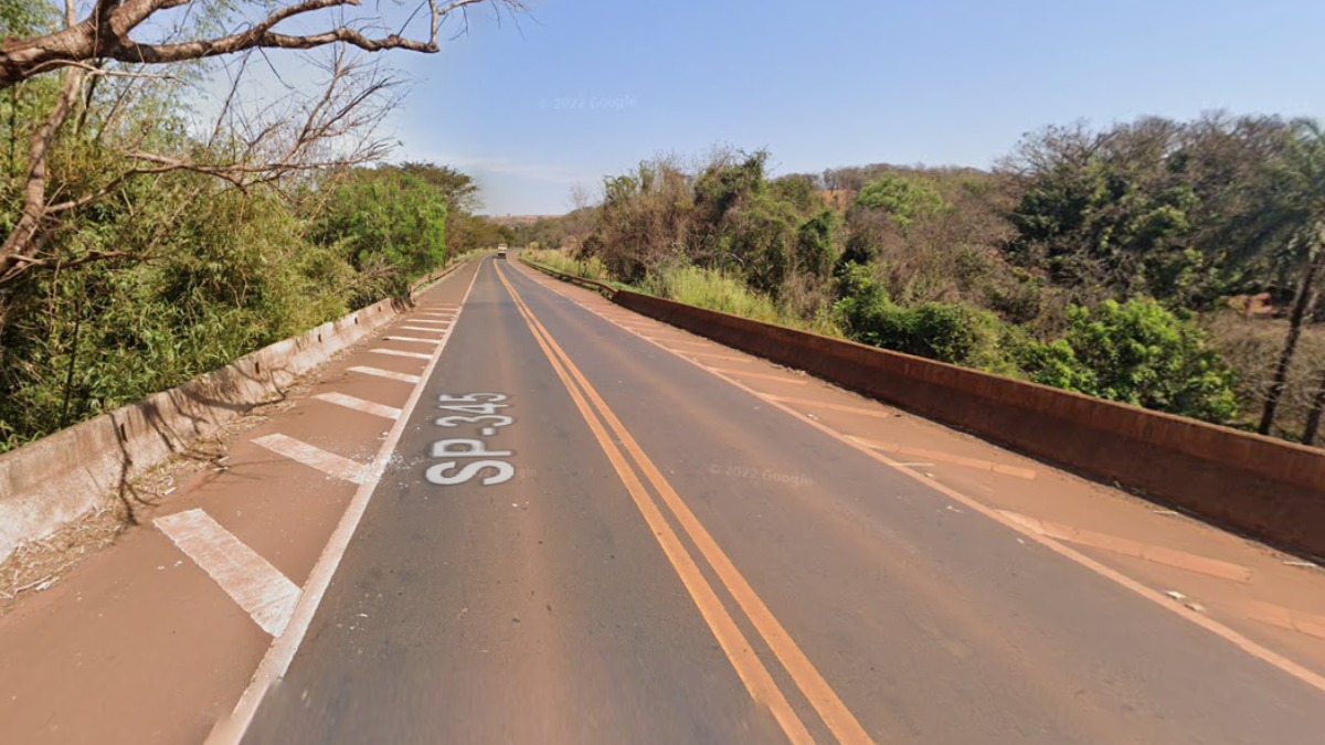 Ponte na rodovia Fábio Talarico é