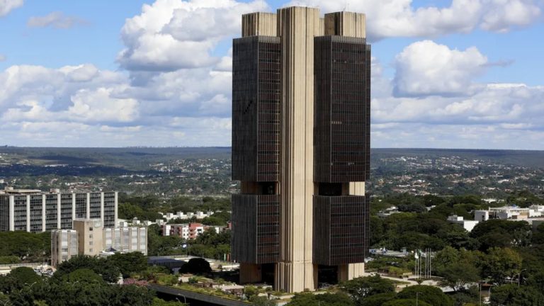 Banco Central eleva taxa Selic para