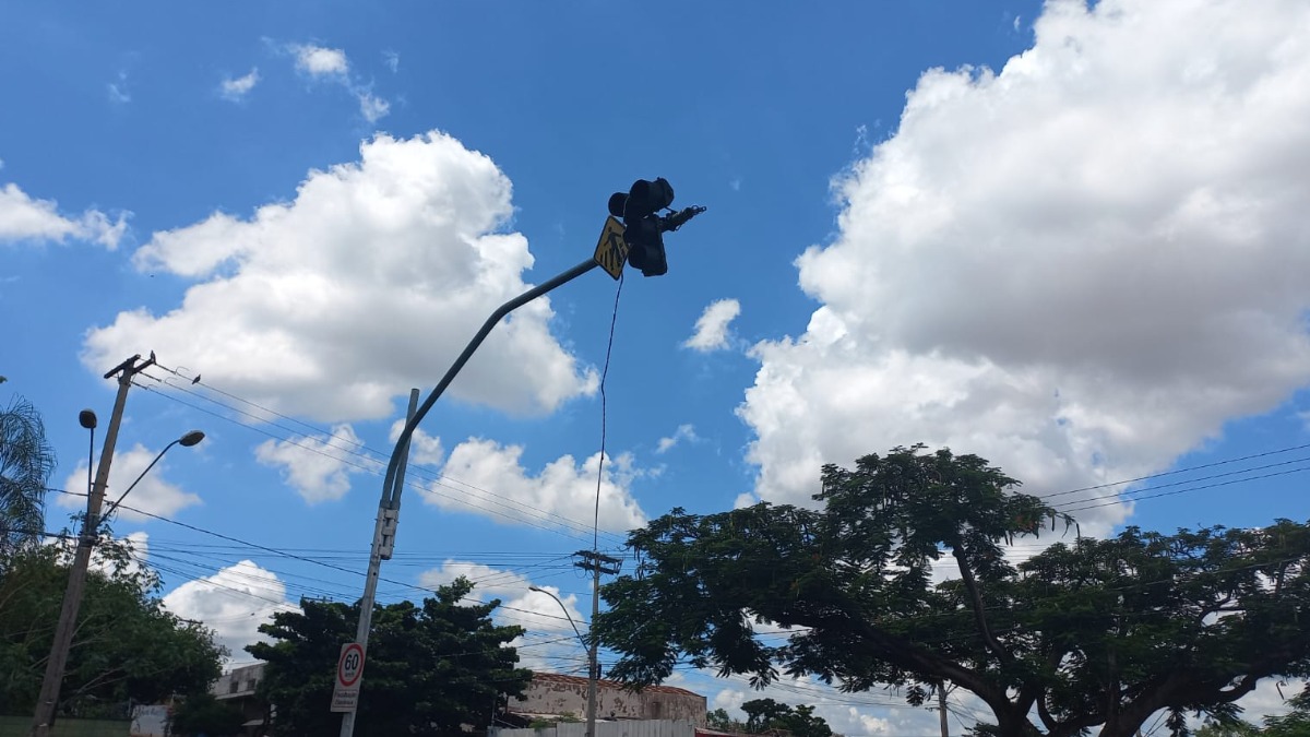 Semáforo em frente a escola onde