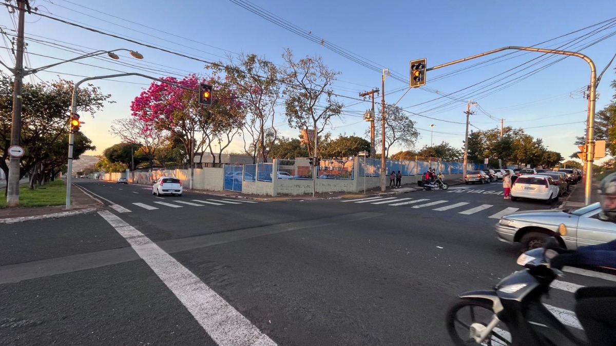 semáforos amarelo intermitente