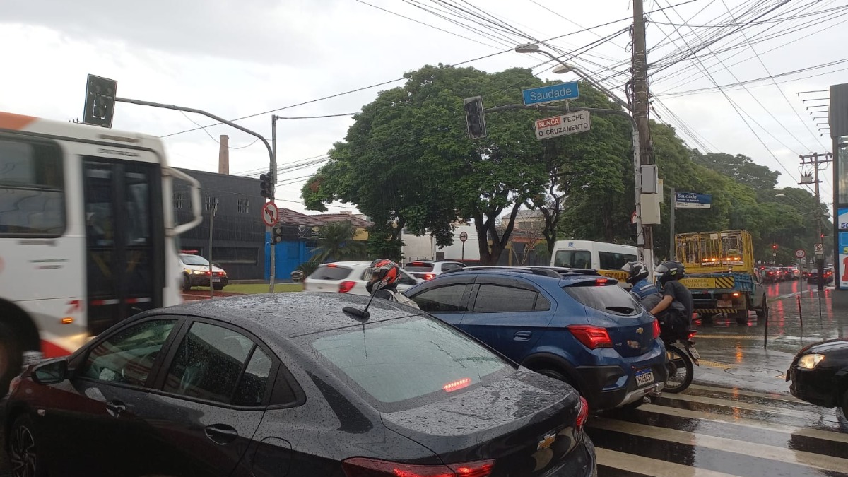 Mais semáforos desligados atrapalham fluxo de