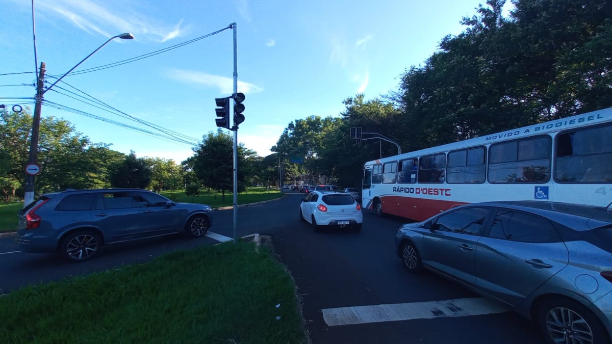 Semáforos rotatória UNIP