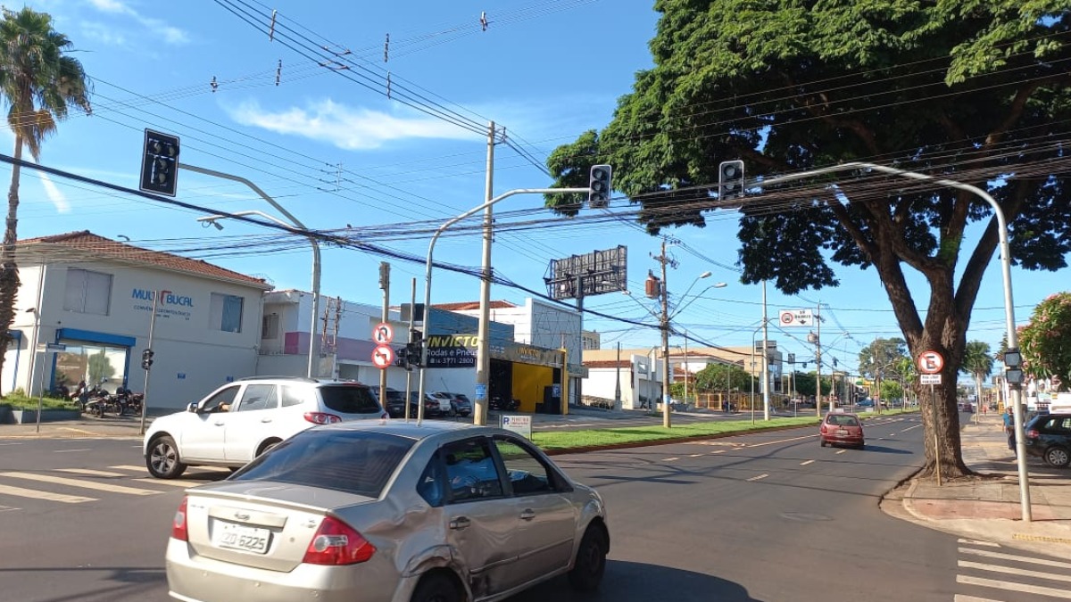 Cruzamentos na avenida Independência têm semáforos