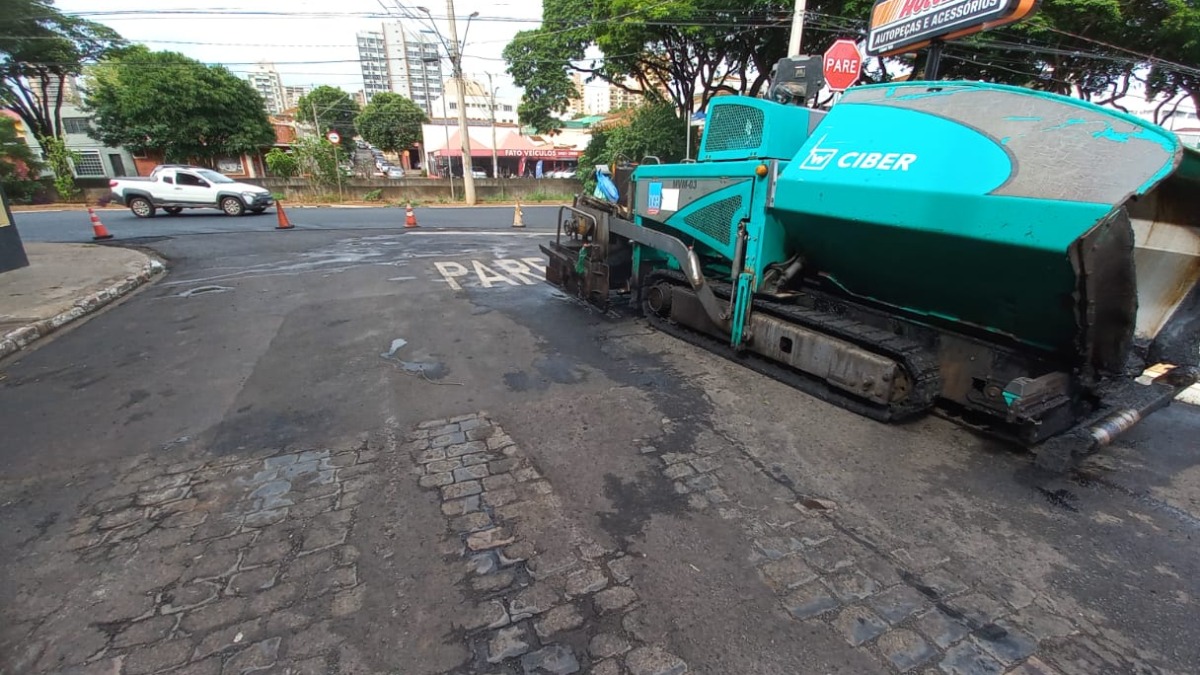 Serviço de recapeamento na avenida Francisco