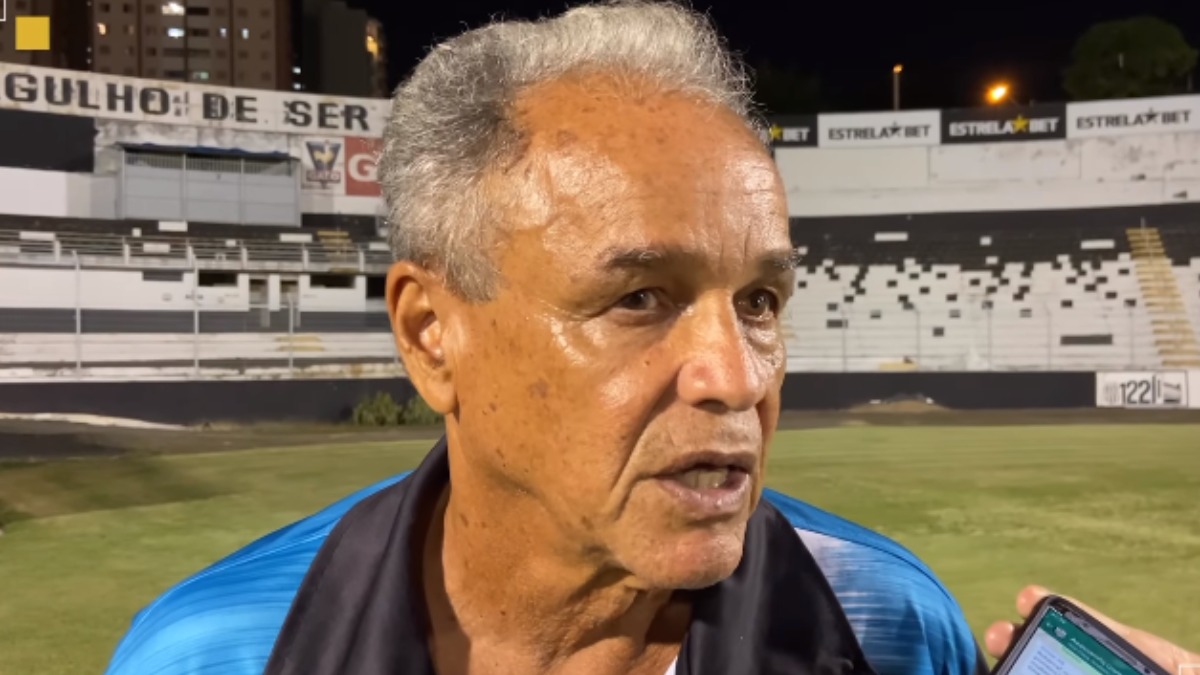 Roberval Davino avalia jogadores para montar