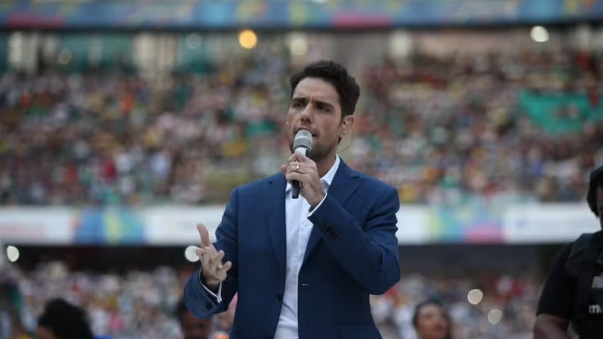 Tenor Thiago Arancam se apresenta