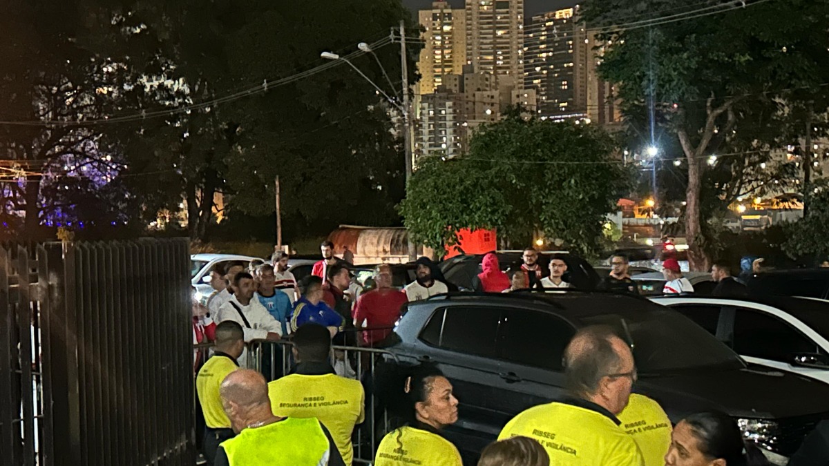 Torcida protesta após derrota do Botafogo