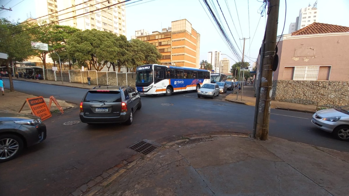 Interdição em cruzamento na rua Mariana