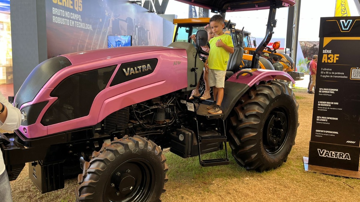 Trator rosa? Marca leva maquinário