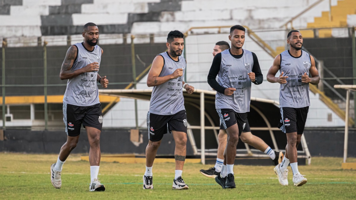 Com jogadores suspensos e lesionados