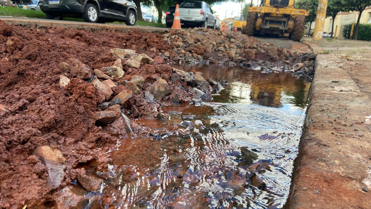 Tubulação da Saerp é rompida durante