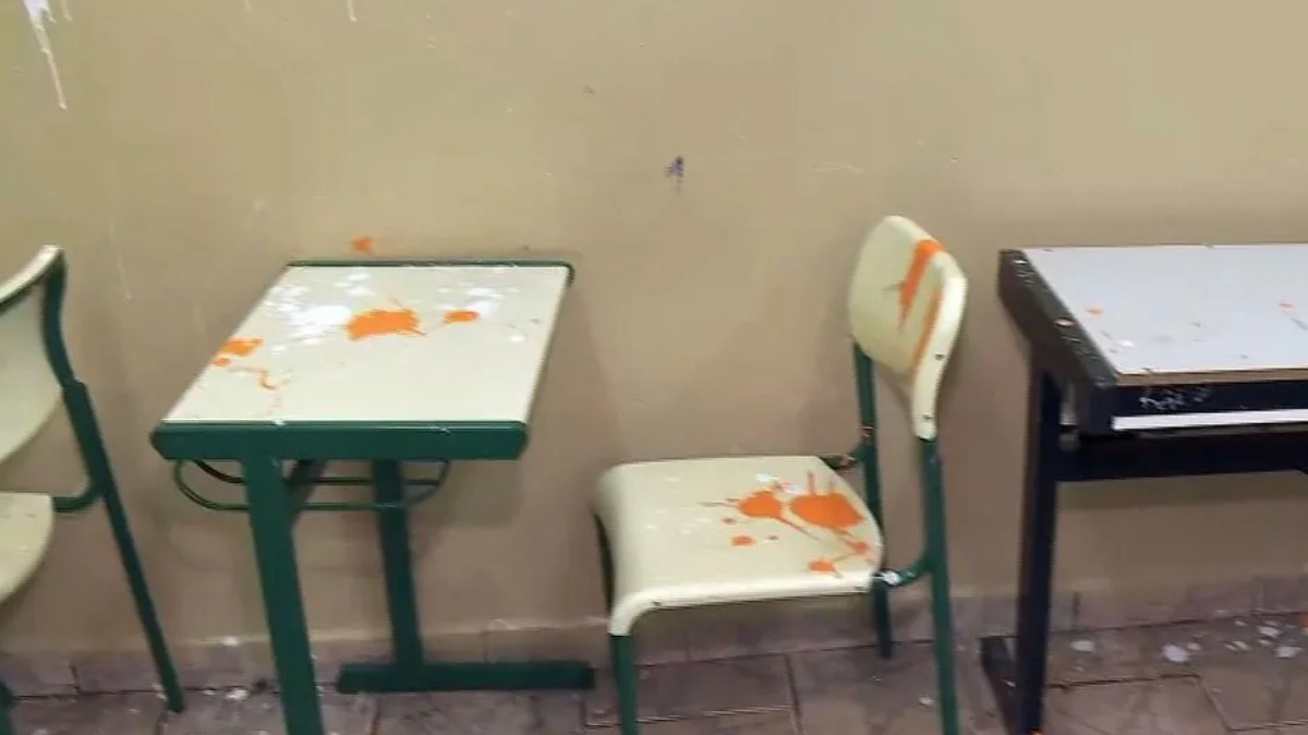 Aulas em escola vandalizada