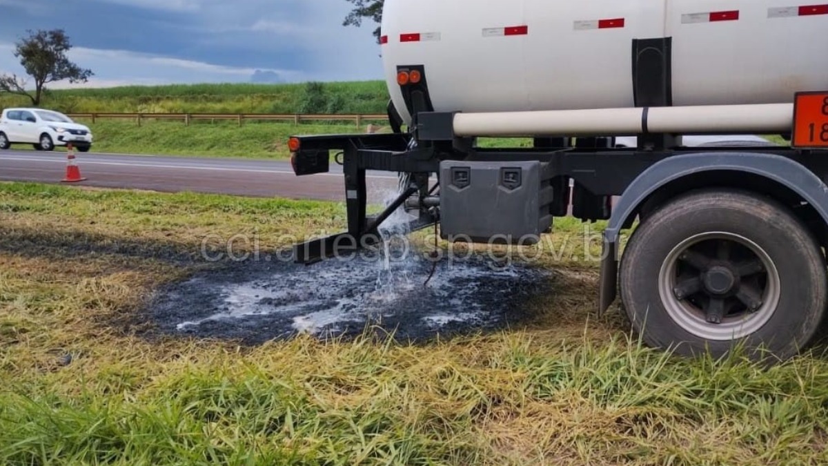 Carreta carregada com ácido sulfúrico sofre