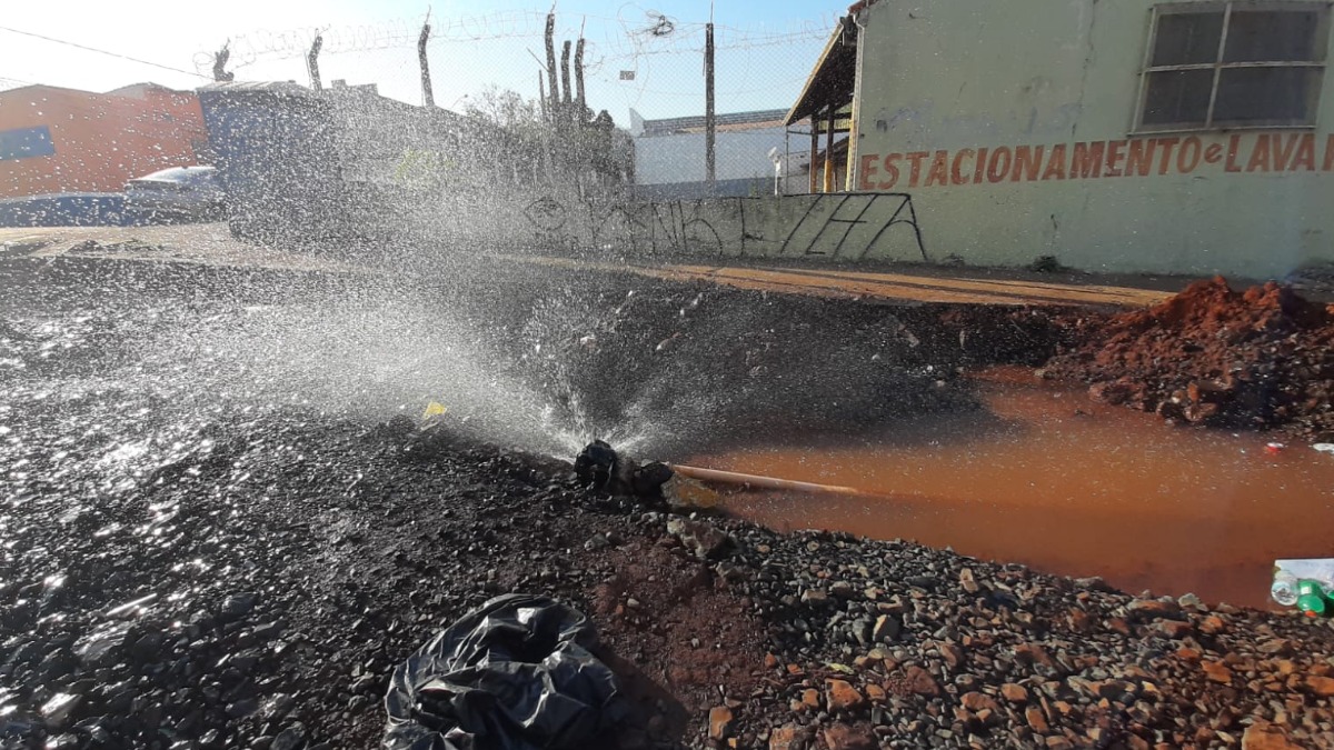 rompimento encanamento rua